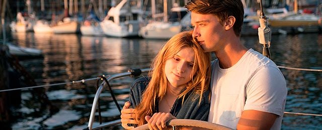 在《Amores de Medianoche》中,一对情侣在帆船上拥抱。
