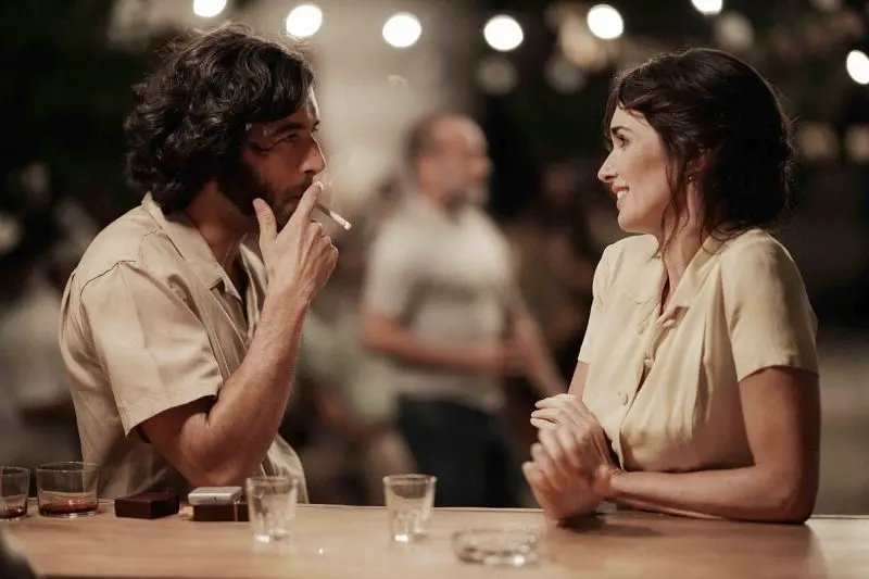 Man and woman talking at a bar in "La casa del caracol".