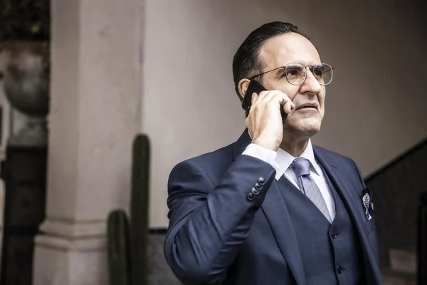 A man in a suit on a phone call in "La libertad del diablo".