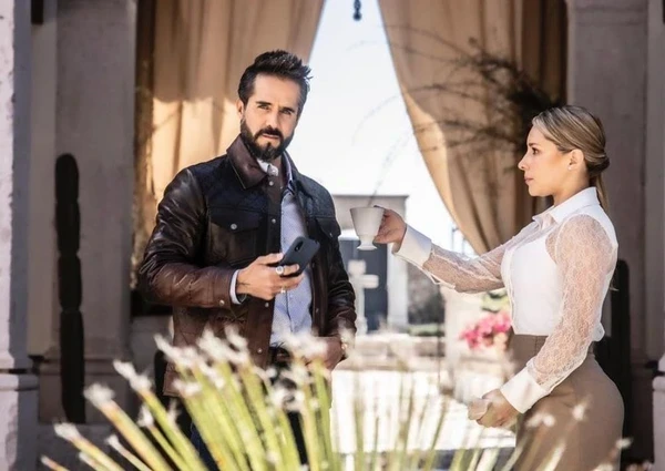 A man and a woman interacting outdoors in "La libertad del diablo".