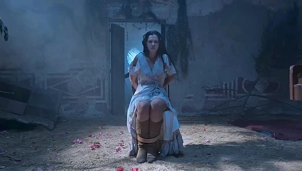 A woman tied up in a dilapidated room in "La libertad del diablo".
